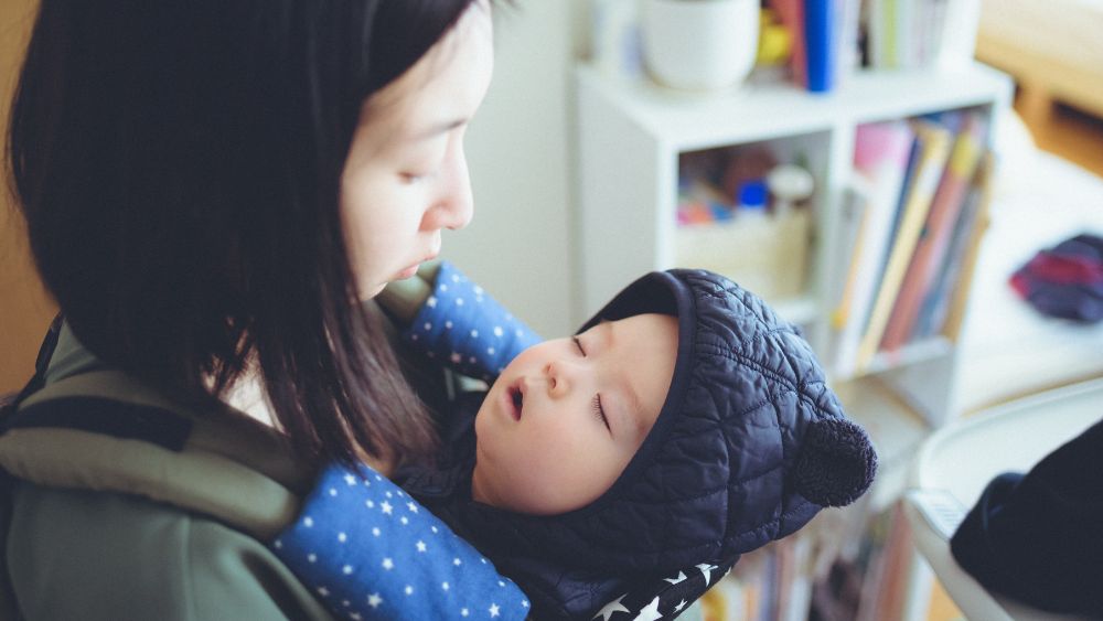 抱っこ紐の中で寝ている赤ちゃん